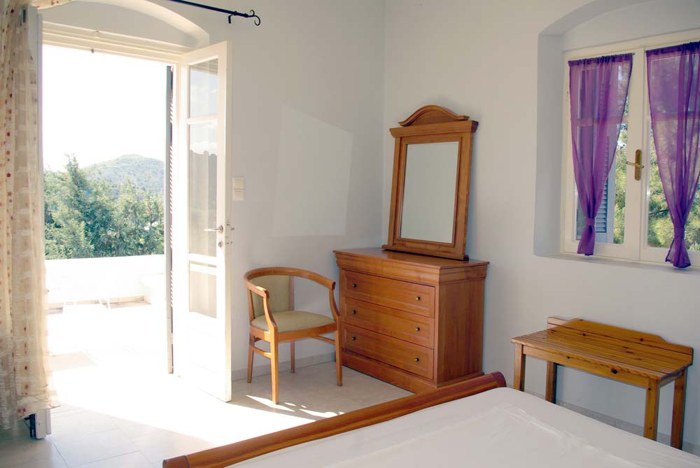 VILLA VIGLES BEDROOM