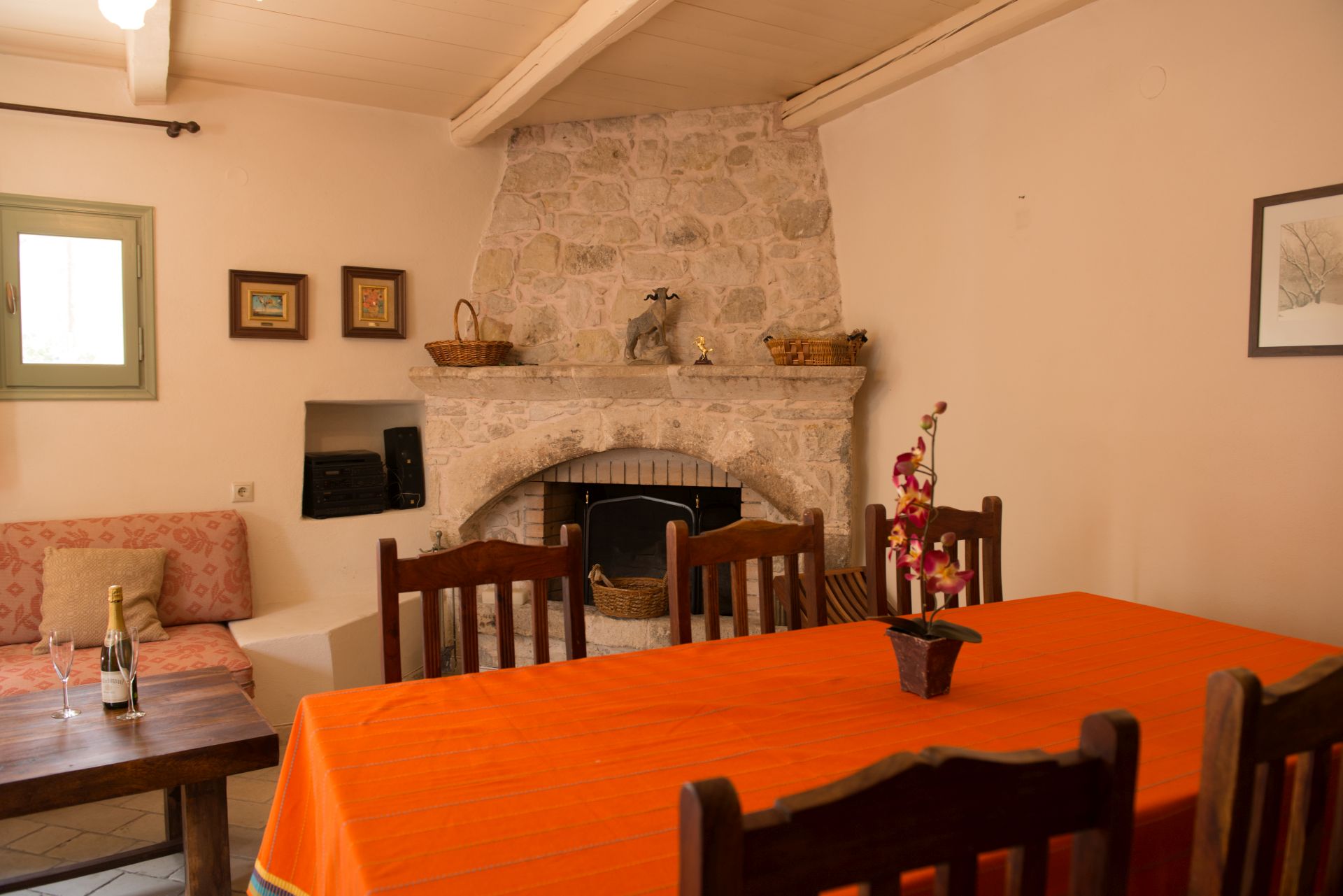 picture Archondiko dining table