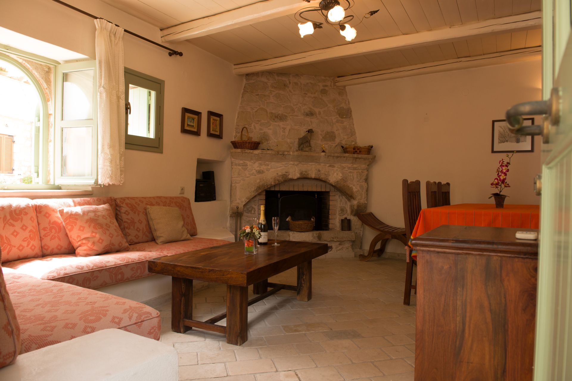 picture archondiko Fire place living area