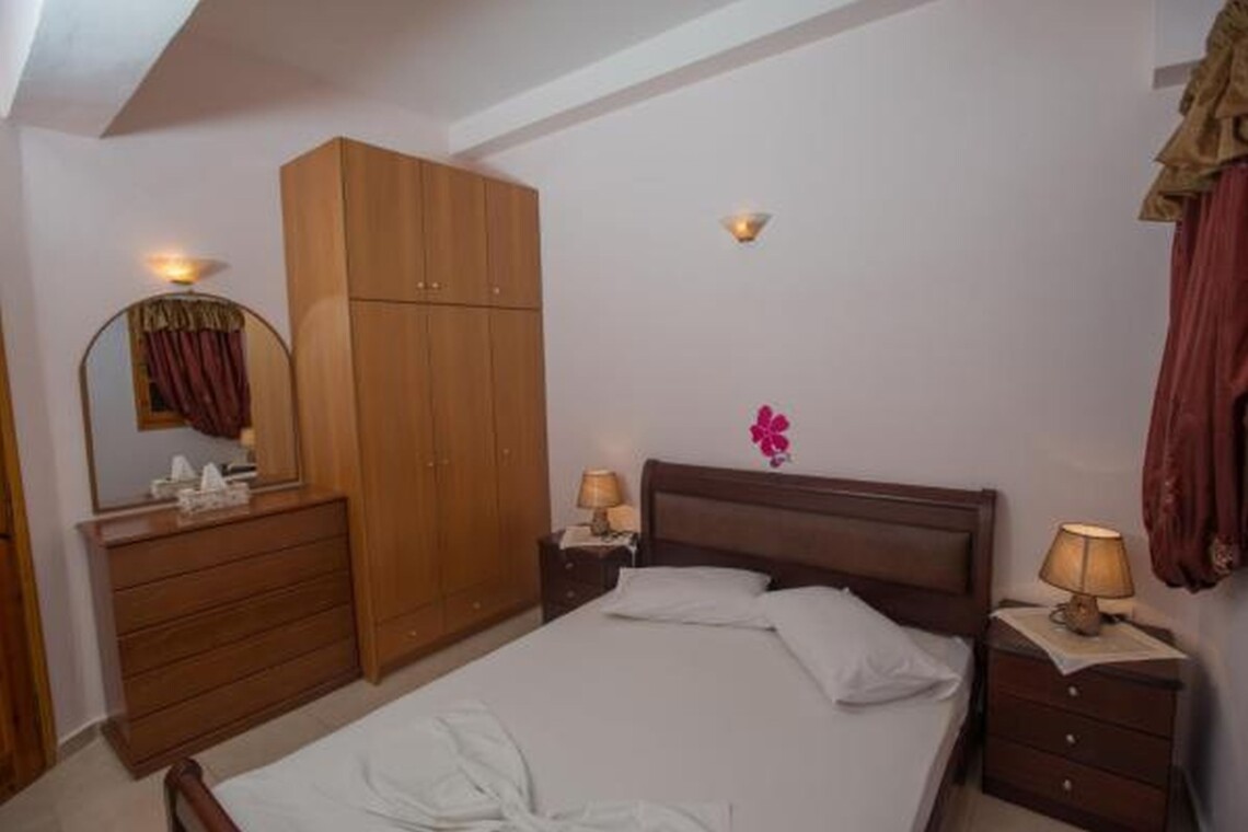 Second bedroom with a comfortable double bed at Sunset Holiday Home, Neo Kalamaki
