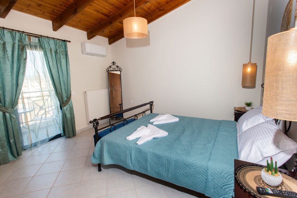 Second bedroom with mountain view in Suite Thea.