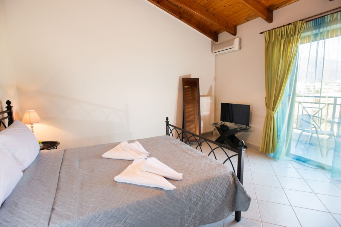 Cozy bedroom with a mountain view in Suite Thea